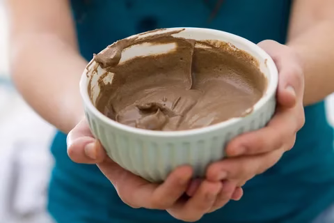 Le Rhassoul du Maroc : Les secrets scientifiques d&rsquo;une argile millénaire pour les cheveux et le corps